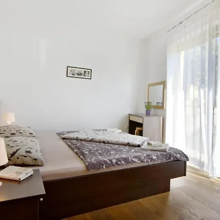In Mit Kleinem Garten Apartamento Umag